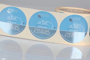 Papier met glanzende metalen aluminium deklaag voor etiketten op rol van unieketiket.nl