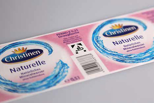 Bedrukte natlijmetiketten op rol van unieketiket.nl voor waterflesjes